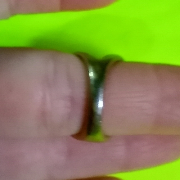 Goldtone purple stone ring size 7.5 - Picture 3 of 4